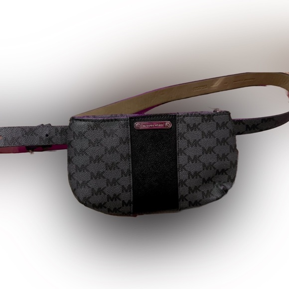 Michael Kors Fanny belt bag  size s/m used in great condition - Picture 2 of 10